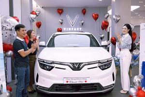 Vingroup khẩn cấp hỗ trợ khách hàng giảm áp lực giá xăng dầu