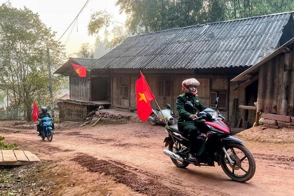 Tiếng loa biên phòng đưa ngày hội bầu cử đến với đồng bào Nậm Nhừ