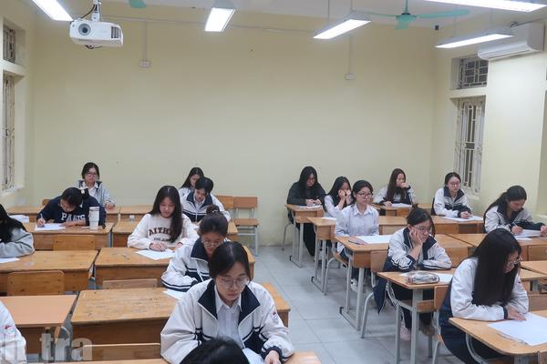 Học sinh lớp 12 ở Hà Nội "thi thử" tốt nghiệp THPT