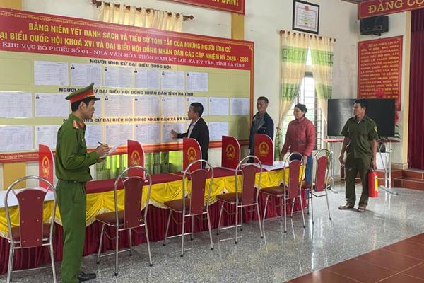 Công an Hà Tĩnh tăng: Bảo đảm an toàn phòng cháy, chữa cháy tại các khu vực bỏ phiếu