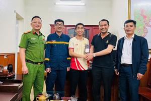 Thanh Hóa: Cán bộ Cảnh sát Phòng cháy chữa cháy trả lại tiền cho người chuyển nhầm