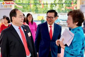 Bí thư Quảng Ninh Quản Minh Cường cùng cử tri bỏ phiếu bầu cử