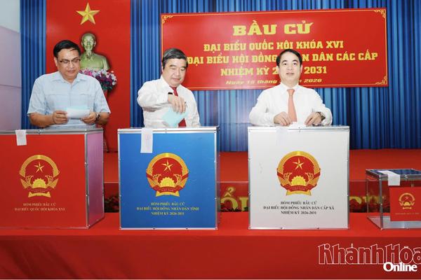 Lãnh đạo tỉnh Khánh Hòa thực hiện quyền công dân trong ngày bầu cử