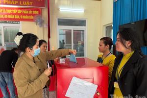 Đắk Lắk: Không khí ngày bầu cử diễn ra sôi nổi, hơn 41% cử tri đã tham gia bỏ phiếu