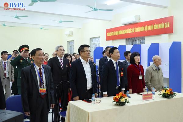 Viện trưởng Nguyễn Huy Tiến dự khai mạc và bỏ phiếu bầu cử tại Tổ bầu cử số 25, phường Tây Hồ, Hà Nội