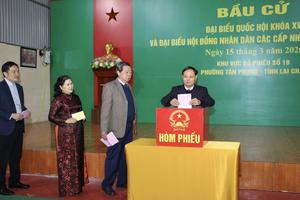 Bí thư Tỉnh ủy Lê Minh Ngân thực hiện quyền công dân trong ngày bầu cử tại Lai Châu