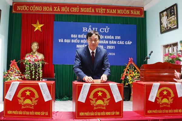 Chủ tịch UBND tỉnh Điện Biên Lê Văn Lương dự khai mạc bầu cử tại xã Thanh Yên