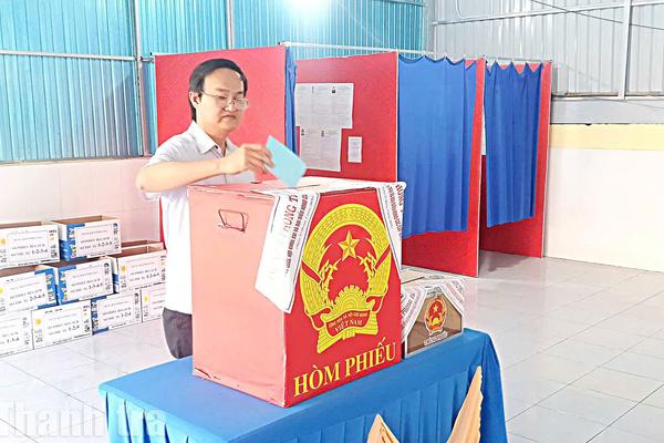 Chánh Thanh tra tỉnh Tây Ninh dự khai mạc và tham gia bỏ phiếu tại phường Long Hoa