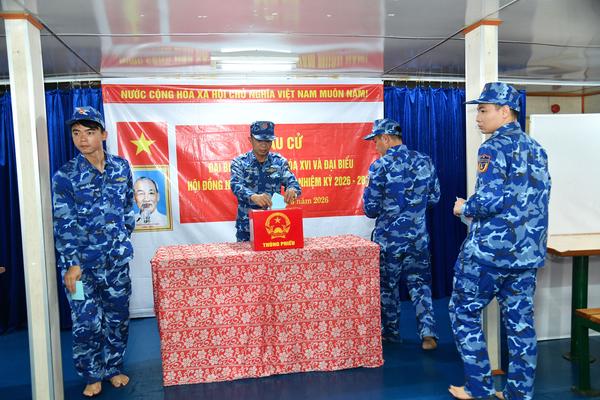 Ngày hội bầu cử trên biển của cán bộ, chiến sĩ Vùng Cảnh sát biển 4