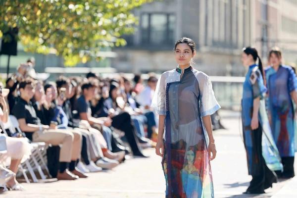 Fashion Week London 2026: Tôn vinh áo dài Việt trên sàn diễn thời trang quốc tế