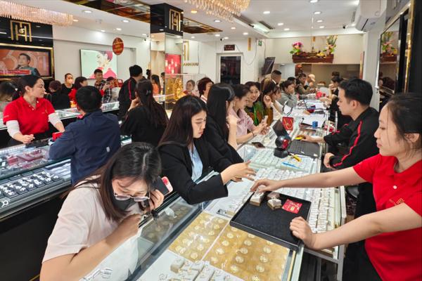 Giá vàng tiếp đà lao dốc mạnh, mất hơn 150 USD/ounce