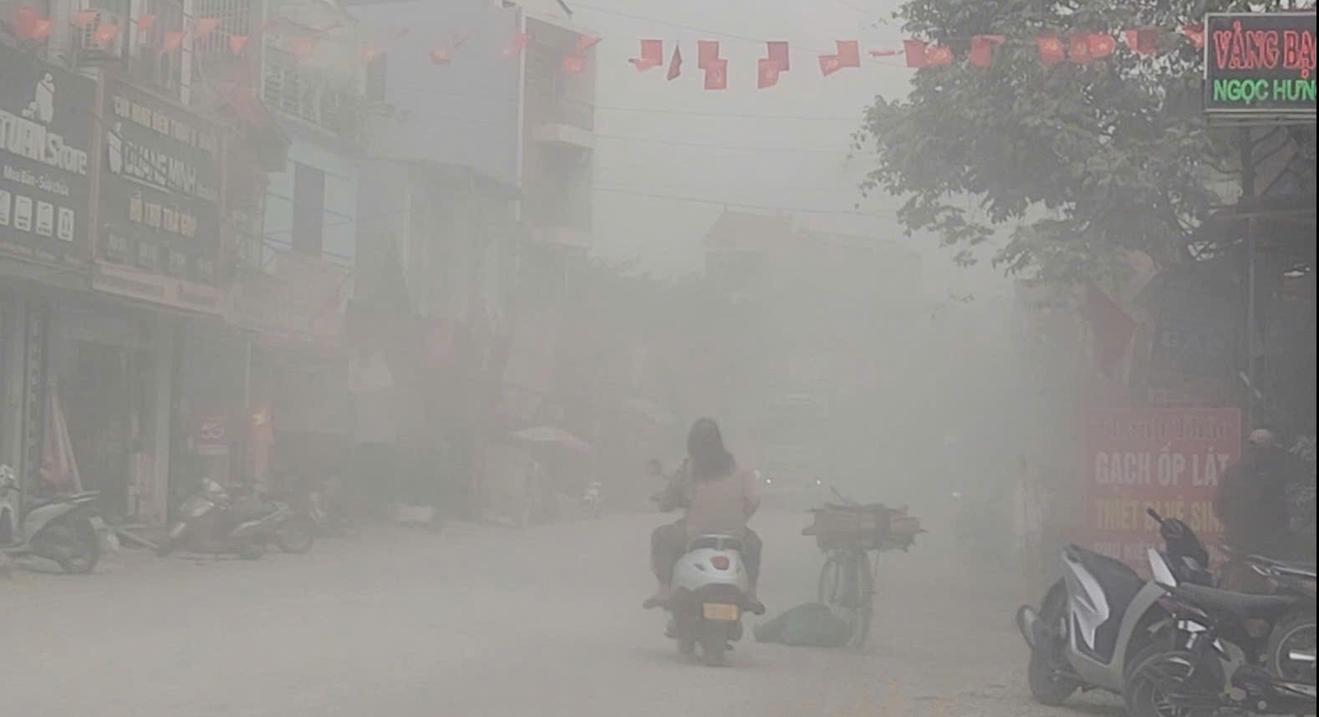 Alo Thanh tra: Bụi mù kéo dài nhiều tháng, dân ven đường 429A " Ngộp thở "