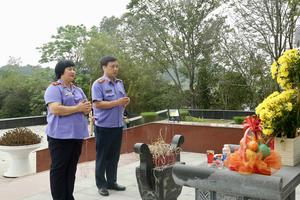 Thanh tra VKSND Tối cao và VKSND tỉnh Thanh Hoá dâng hương tại Tượng đài Thanh niên xung phong