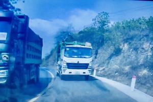 Tạm giữ giấy phép lái xe đối với tài xế chở rác vượt ẩu trên đoạn đường nguy hiểm