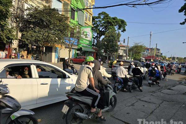 Thanh Hóa: “Nút cổ chai” đường Đình Hương ùn tắc kéo dài, tai nạn rình rập giờ cao điểm