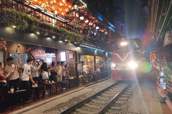 Hà Nội: Tăng cường kiểm tra, xử lý vi phạm tại khu cà phê đường tàu