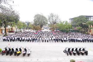 Học sinh Hà Nội trải nghiệm xe máy điện VinFast: “Đi êm, dễ lái, lại bảo vệ môi trường”