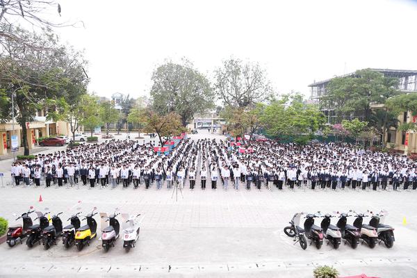 Học sinh Hà Nội trải nghiệm xe máy điện VinFast: “Đi êm, dễ lái, lại bảo vệ môi trường”