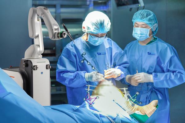 Bệnh viện Việt Nam đầu tiên có Robot AI thay khớp chuẩn xác từng milimet