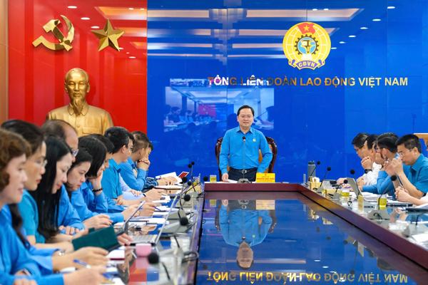 Nâng cao hiệu quả tuyên truyền, giáo dục chính trị tư tưởng, pháp luật cho công nhân