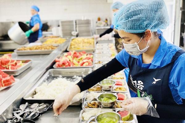 Vụ thịt lợn bệnh tuồn vào trường học: Tội ác “núp bóng” khay cơm