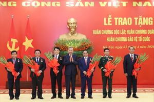Chủ tịch nước, Thủ tướng và nhiều lãnh đạo cấp cao được tặng huân chương cao quý