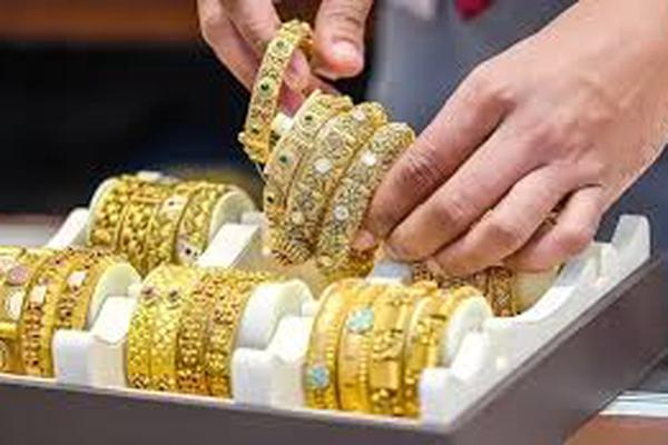 Giá vàng hôm nay 4/4: Vàng "hạ nhiệt" sau nhịp tăng nóng, thị trường đứng trước nhiều kịch bản