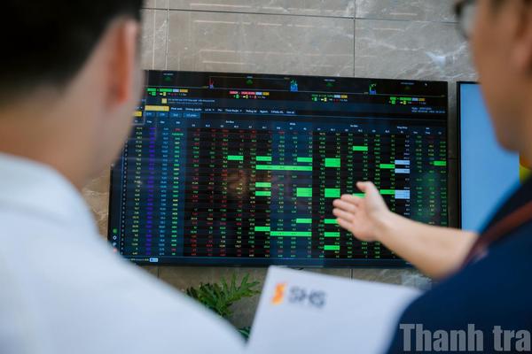 Chứng khoán chờ "cú hích" nâng hạng