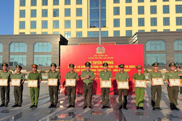 Công an An Giang tuyên dương tập thể, cá nhân xuất sắc trong phong trào “Ba nhất”