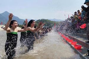 Tháng Tư về, khám phá lễ hội Then Kin Pang