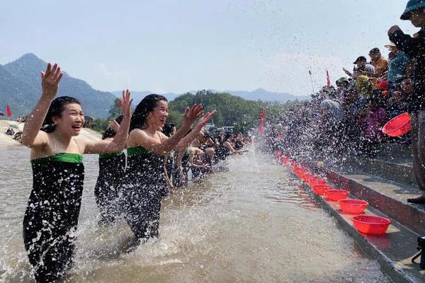 Tháng Tư về, khám phá lễ hội Then Kin Pang