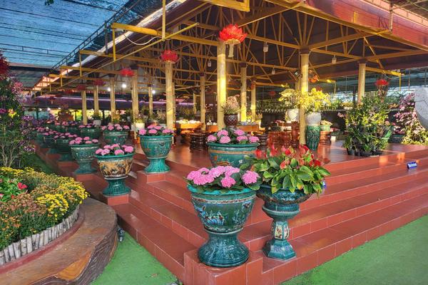 Ngôi thờ tự ví như "tiên cảnh" được phủ đầy sắc hoa với hàng nghìn chậu hoa quý