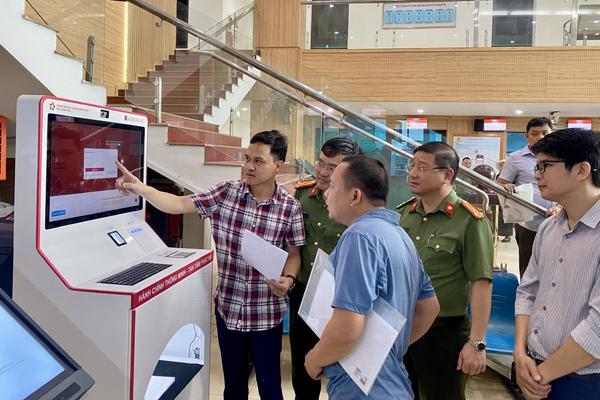 Hệ thống kiosk thông minh của Công an Thanh Hoá - "trợ lý số" cho người dân