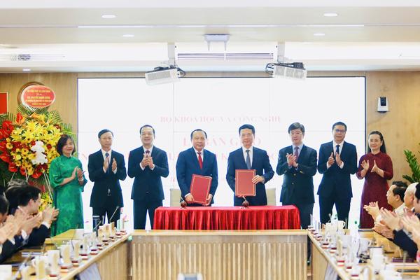 Bộ trưởng Vũ Hải Quân tri ân người thuyền trưởng đã chèo lái con thuyền Bộ KH&CN vượt qua khó khăn, thách thức