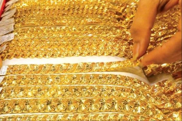 Giá vàng hôm nay 10/4: Vàng tiếp tục biến động, chuyên gia dự báo gì?
