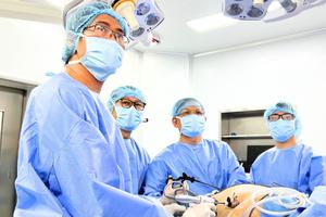 Chuyên gia Vinmec gỡ vòng thắt tồn tại suốt 20 năm, “giải cứu” bệnh nhân béo phì người Mỹ nặng 145 kg