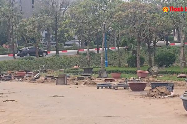 A lô Thanh tra: Vườn hoa dưới chân cầu Nhật Tân: Không gian xanh thành điểm nhếch nhác, lãng phí