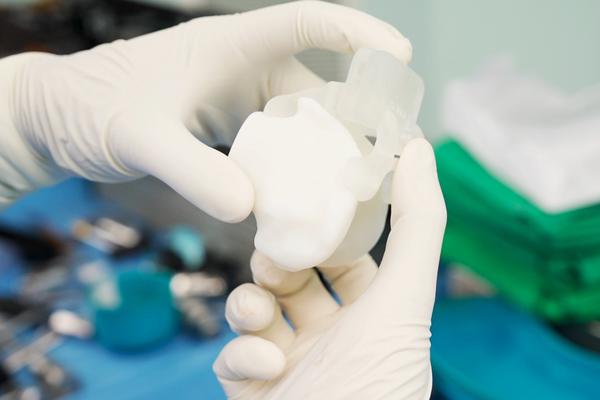 Vinmec phối hợp hai đỉnh cao công nghệ y học, nâng tầm phẫu thuật thay khớp tại Việt Nam