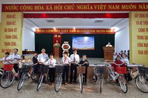 Thanh tra TP Đà Nẵng trao quà tại xã kết nghĩa Trà My