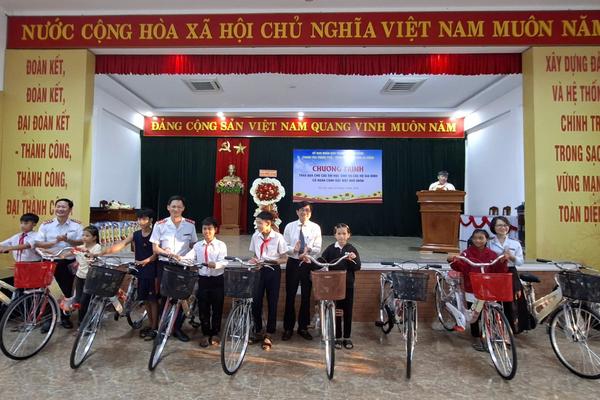 Thanh tra TP Đà Nẵng trao quà tại xã kết nghĩa Trà My