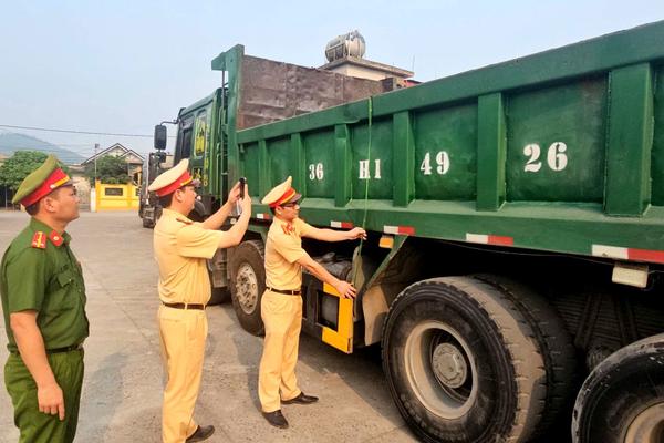 Thanh Hoá: 10 ngày tổng kiểm soát gần 1.000 phương tiện trên 15 tấn