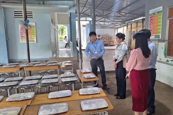Đồng Nai tăng cường kiểm tra an toàn thực phẩm tại bếp ăn tập thể, trường học
