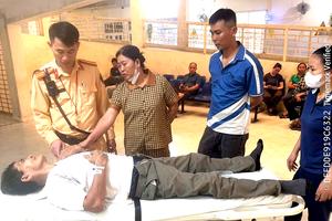 Thanh Hoá: Cảnh sát giao thông kịp thời đưa người dân bị đột quỵ đi cấp cứu
