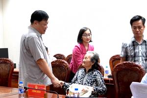 Chủ tịch UBND tỉnh Đồng Tháp Phạm Thành Ngại tiếp công dân Nguyễn Thế Hoa