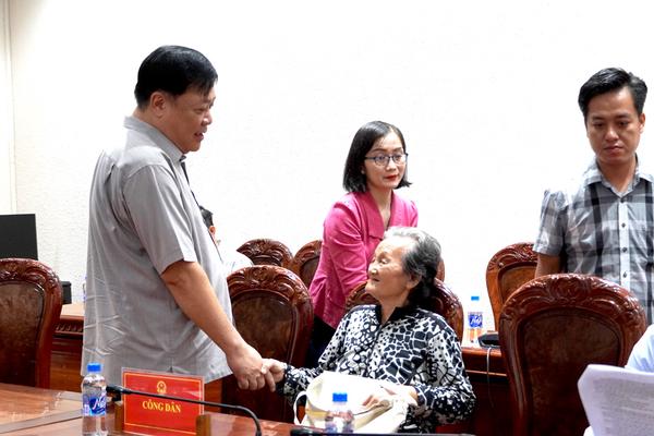 Chủ tịch UBND tỉnh Đồng Tháp Phạm Thành Ngại tiếp công dân Nguyễn Thế Hoa