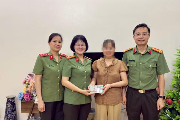 Thanh Hoá: Trung tá Công an trả lại 100 triệu đồng cho người dân chuyển khoản nhầm