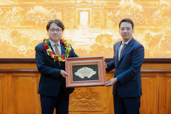 Trao danh hiệu “Công dân danh dự thành phố Huế” cho ông Kang Bong Jun