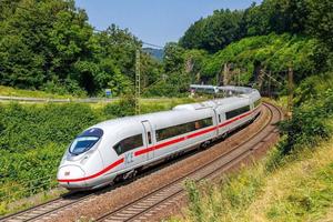 Đẩy nhanh triển khai các dự án đường sắt trọng điểm, bảo đảm tiến độ và chất lượng