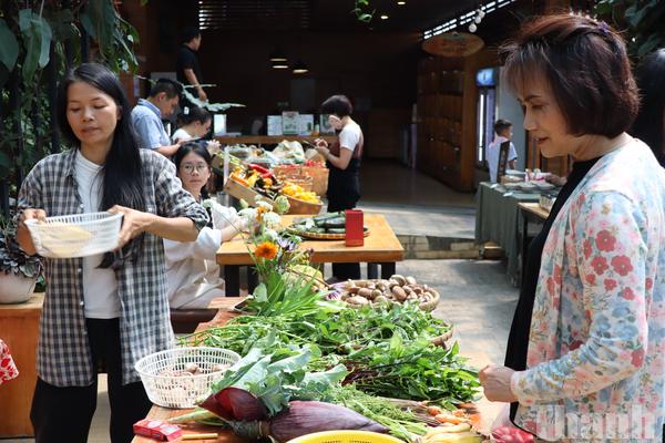 Phiên chợ hữu cơ giữa lòng Đà Lạt: Giá cao vẫn “đắt khách” vì niềm tin sức khỏe