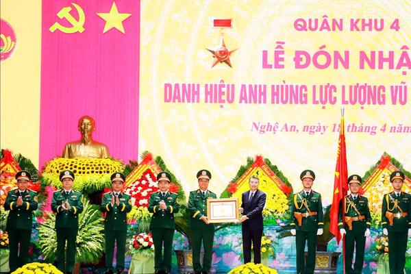 Thủ tướng Lê Minh Hưng trao danh hiệu Anh hùng LLVT Nhân dân cho Quân khu 4